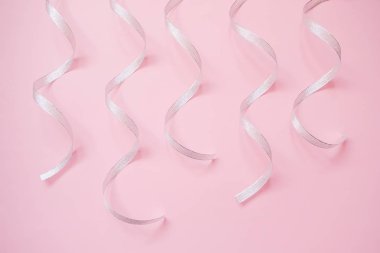 Gümüş flamalar pastel pembe yılan gibi. Noel hediyesi. Kutlama, karnaval, parti, Festival satış konsepti.