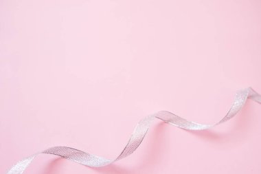 Gümüş flamalar pastel pembe yılan gibi. Noel hediyesi. Kutlama, karnaval, parti, Festival satış konsepti.