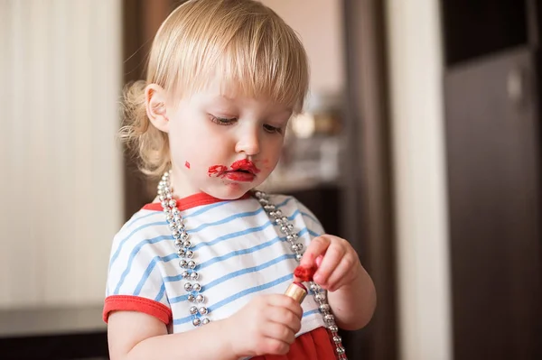 Kicsit vicces szőke kislány, hogy anya piros rúzs száját. A tanulás, hogy nő. Boldog gyermekkor fogalma. — Stock Fotó