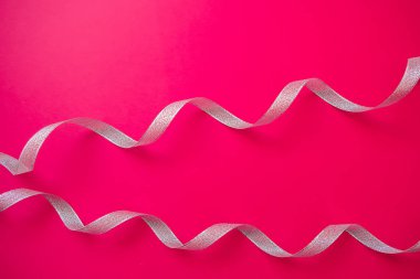 Gümüş flamalar kırmızı zemin üzerine yılan gibi. Noel hediyesi. Kutlama, karnaval, parti, Festival satış konsepti