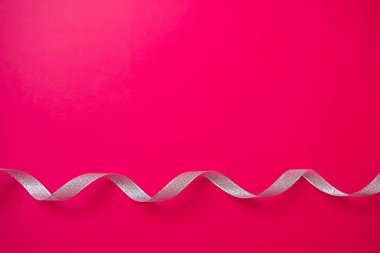 Gümüş flamalar kırmızı zemin üzerine yılan gibi. Noel hediyesi. Kutlama, karnaval, parti, Festival satış konsepti.