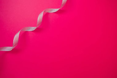 Gümüş flamalar kırmızı zemin üzerine yılan gibi. Noel hediyesi. Kutlama, karnaval, parti, Festival satış konsepti.