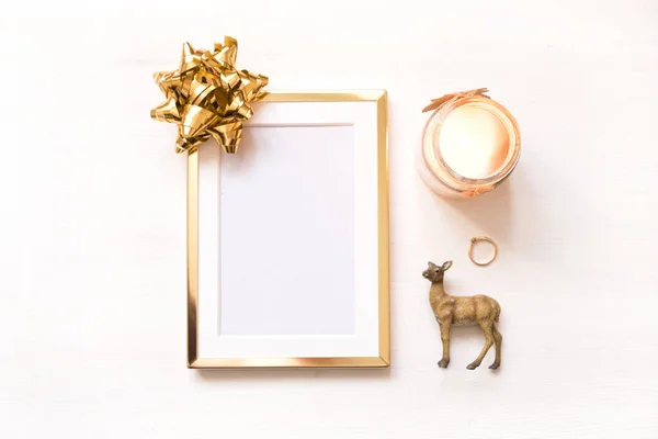 Золотая рамка с золотым бантом на белом фоне. Зимняя минималистичная рождественская квартира . — стоковое фото