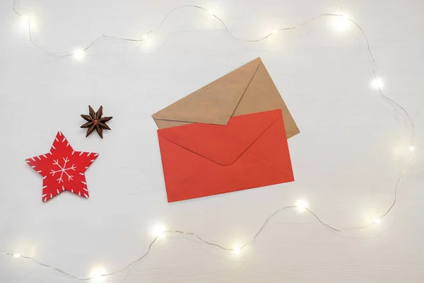 Kerst samenstelling. Rode versieringen met brief envelop op witte achtergrond. Kerst, winter, Nieuwjaar concept. Plat lag, top uitzicht, kopie ruimte. — Stockfoto