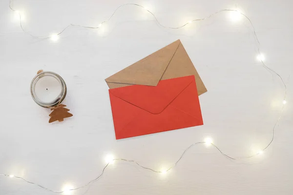 圣诞作文红色装饰与信件信封在白色背景。圣诞节、冬天、新年概念。平面布局、顶部视图、复制空间. — 图库照片