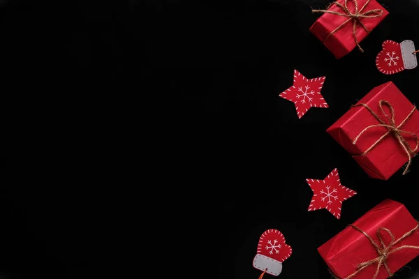Рождественская композиция Подарки, красные украшения на черном фоне. Рождество, зима, новый год. Плоская кладка, вид сверху, копировальное пространство — стоковое фото
