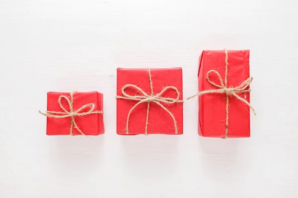 Різдвяна композиція з червоними коробками, подарунками та подарунками. Пласка лежала. Концепція свята — стокове фото