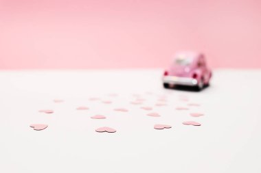 Pembe retro oyuncak araba pembe kalpler kutusunda teslim. 14 Şubat Sevgililer günü kartı. Çiçek teslim. 8 Mart, mutlu Dünya Kadınlar günü.