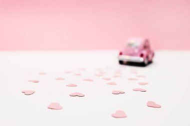 Pembe retro oyuncak araba pembe kalpler kutusunda teslim. 14 Şubat Sevgililer günü kartı. Çiçek teslim. 8 Mart, mutlu Dünya Kadınlar günü.