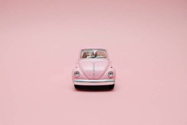 Buket çiçek kutusu pembe bir arka plan üzerinde teslim pembe retro oyuncak araba. 14 Şubat Sevgililer günü kartı. Çiçek teslim. 8 Mart, mutlu Dünya Kadınlar günü.