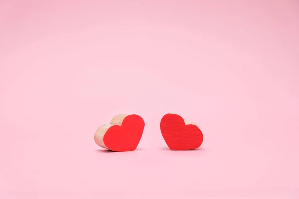 Fondo del Día de San Valentín con dos corazones rojos sobre fondo rosa. 14 de febrero tarjeta de felicitación —  Fotos de Stock