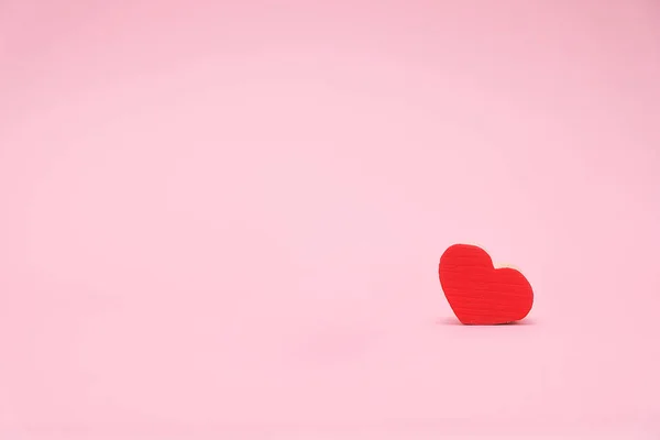 Fondo de San Valentín con corazón de madera roja sobre fondo rosa. 14 de febrero tarjeta de felicitación . —  Fotos de Stock