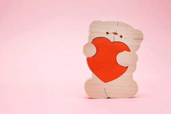 Alla hjärtans dag bakgrund. Söt nalle leksak med rött hjärta på rosa bakgrund. 14 februari gratulationskort — Stockfoto