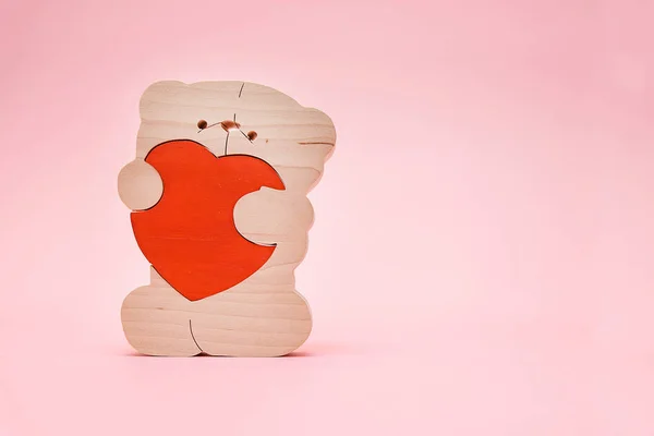 Dia dos Namorados fundo. Bonito ursinho brinquedo com coração vermelho no fundo rosa. 14 de fevereiro cartão de saudação — Fotografia de Stock