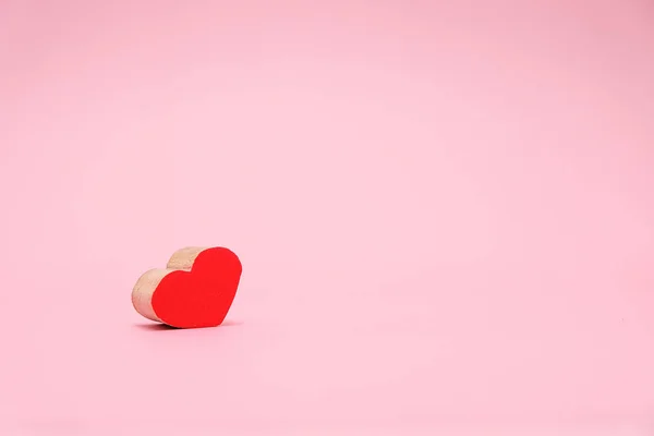 Fondo de San Valentín con corazón de madera roja sobre fondo rosa. 14 de febrero tarjeta de felicitación . —  Fotos de Stock