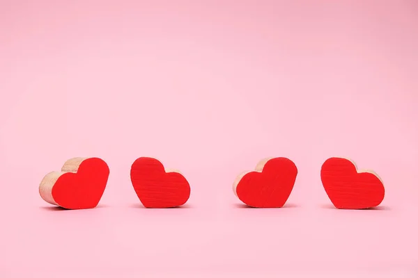 Fondo del Día de San Valentín con dos corazones rojos sobre fondo rosa. 14 de febrero tarjeta de felicitación —  Fotos de Stock