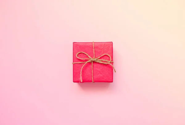 Красная подарочная коробка на розовом фоне. Открытка от 14 февраля, День Святого Валентина. 8 марта, Международный женский день. Плоская кладка, вид сверху, копировальное пространство — стоковое фото
