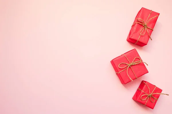 .Красная подарочная коробка на розовом фоне. Открытка от 14 февраля, День Святого Валентина. 8 марта, Международный женский день. Плоская кладка, вид сверху, копировальное пространство — стоковое фото