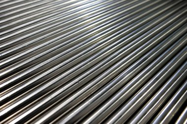 Metal borular, metal çubuklar çelik ve demir. Alan, seçici odak sığ derinliği.