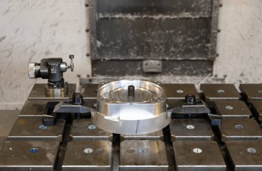 CNC makinesinde yapılmış bir parça. Aygıtın metal kutusu