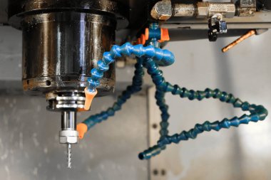 Cnc torna makinesi. Makine matkap aracı ve merkezi matkap aracı ile sondaj için dönüm. CNC freze makinesi