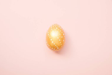 Paskalya altın eggon pastel pembe arka plan dekore edilmiştir. En az Paskalya kavramı. Mutlu Paskalya kartı. Üstten Görünüm, flatlay.
