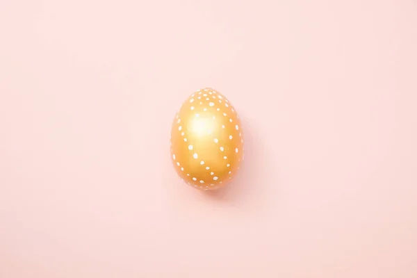 Ostern golden dekoriert Eierlikör pastellrosa Hintergrund. Minimales Osterkonzept. frohe Osterkarte. Ansicht von oben, flach. — Stockfoto