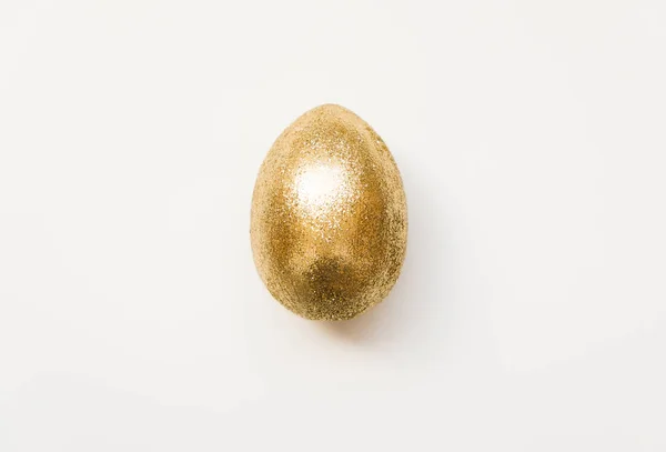 Easter golden glitter egg  isolated on white background. Minimal easter concept. Happy Easter card. Top view, flatlay. — Stock Photo, Image