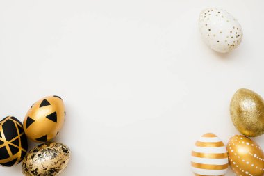 Beyaz arka plan üzerinde izole dekore edilmiş altın yumurta. En az Paskalya kavramı. Mutlu Paskalya kartı kopya alanı ile metin için. 