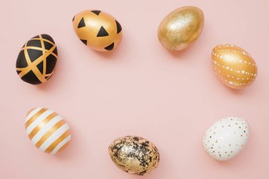 Pastel pembe bir arka plan üzerinde dekore edilmiş çerçeve Paskalya altın yumurta. En az Paskalya kavramı. Mutlu Paskalya kartı kopya alanı ile 