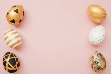 Paskalya altın yumurta pastel pembe arka plan üzerine dekore edilmiştir. En az Paskalya kavramı. Mutlu Paskalya kartı kopya alanı ile metin için. 