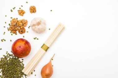Çeşitli sebze izole beyaz arka plan, üstten görünüm, düz düzen. Çerçeve sebze. Yumurta noodle, sarımsak, kırmızı portakal, soğan, makarna yemek pişirmek için ceviz ile sağlıklı gıda kompozisyon