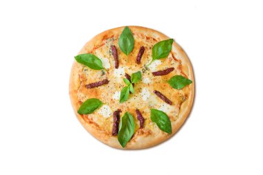 Tütsülenmiş sosis, mozzarella ve menü için beyaz arka plan üzerinde izole fesleğen geleneksel İtalyan pizza