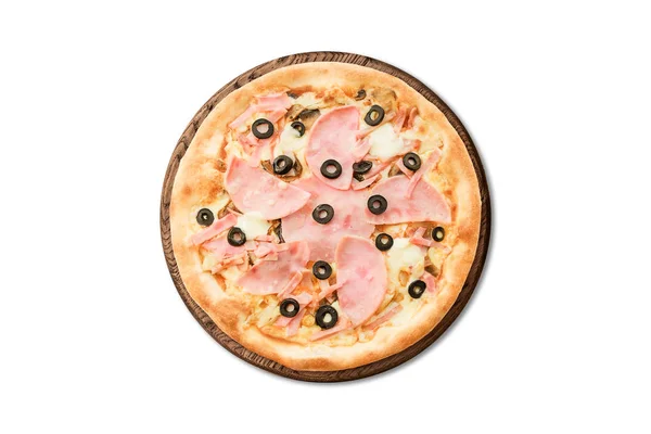 Tradycyjna włoska pizza z szynką i oliwkami na desce na białym tle na białym tle menu — Zdjęcie stockowe
