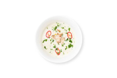 Kremalı çorba, tavuk ve sebze beyaz arka plan üzerinde izole.