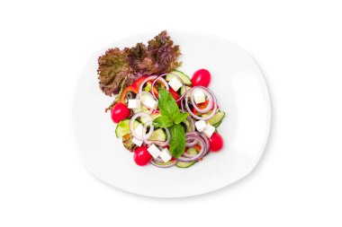 Beyaz tabakta izole taze Yunan salatası.