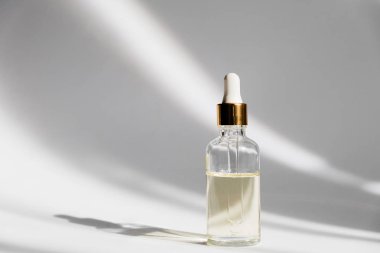 Damlalıklı cam şişe alay kadar. Beyaz arka plan üzerinde kozmetik pipet