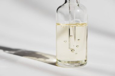 Damlalıklı cam şişe Mock-Up. Beyaz arka plan üzerinde kozmetik pipet. Petrol kabarcıklar.