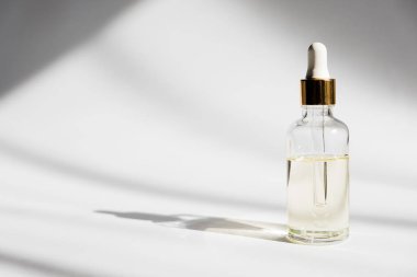 Damlalıklı cam şişe alay kadar. Beyaz arka plan üzerinde kozmetik pipet