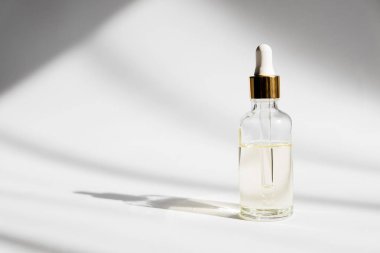 Damlalıklı cam şişe alay kadar. Beyaz arka plan üzerinde kozmetik pipet