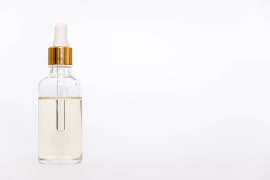 Damlalıklı cam şişe alay kadar. Beyaz arka plan üzerinde kozmetik pipet