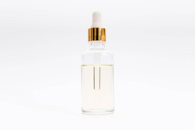 Damlalıklı cam şişe alay kadar. Beyaz arka plan üzerinde kozmetik pipet