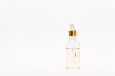Damlalıklı cam şişe alay kadar. Beyaz arka plan üzerinde kozmetik pipet