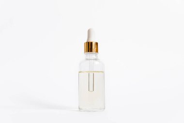 Damlalıklı cam şişe alay kadar. Beyaz arka plan üzerinde kozmetik pipet