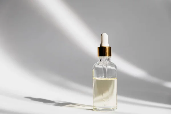 Botella de vidrio gotero Mock Up. Pipeta cosmética sobre fondo blanco — Foto de Stock
