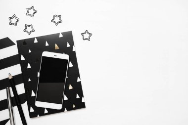 Modern beyaz ofis resepsiyon masası şık dizüstü, akıllı telefon ve diğer malzemeleri ile yıldız kırpar. Metin için yer kopyalayın. Üstten Görünüm, düz yatıyordu