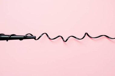 Koni Curling değnek demir. Renkli arka planda profesyonel kuaförler ekipmanları. Kıvırcık saç Styling kavramı. Minimal Flay yatıyordu