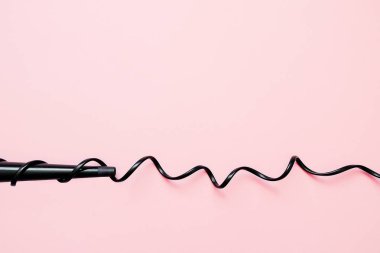 Koni Curling değnek demir. Renkli arka planda profesyonel kuaförler ekipmanları. Kıvırcık saç Styling kavramı. Minimal Flay yatıyordu