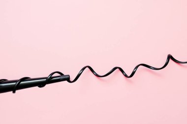 Koni Curling değnek demir. Renkli arka planda profesyonel kuaförler ekipmanları. Kıvırcık saç Styling kavramı. Minimal Flay yatıyordu