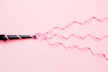 Koni Curling değnek demir. Renkli arka planda profesyonel kuaförler ekipmanları. Kıvırcık saç Styling kavramı. Minimal Flay yatıyordu